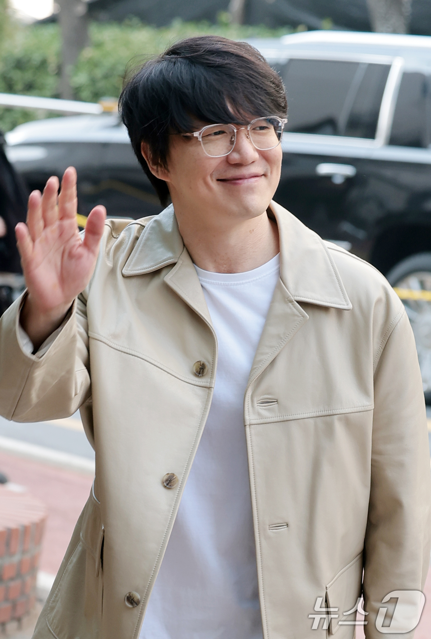 (서울=뉴스1) 권현진 기자 = 가수 성시경이 17일 서울 영등포구 KBS에서 진행된 KBS 2TV 음악 토크쇼 '더 시즌즈-성시경의 고막남친‘ 녹화에 참석하며 환호하는 팬들에게 …