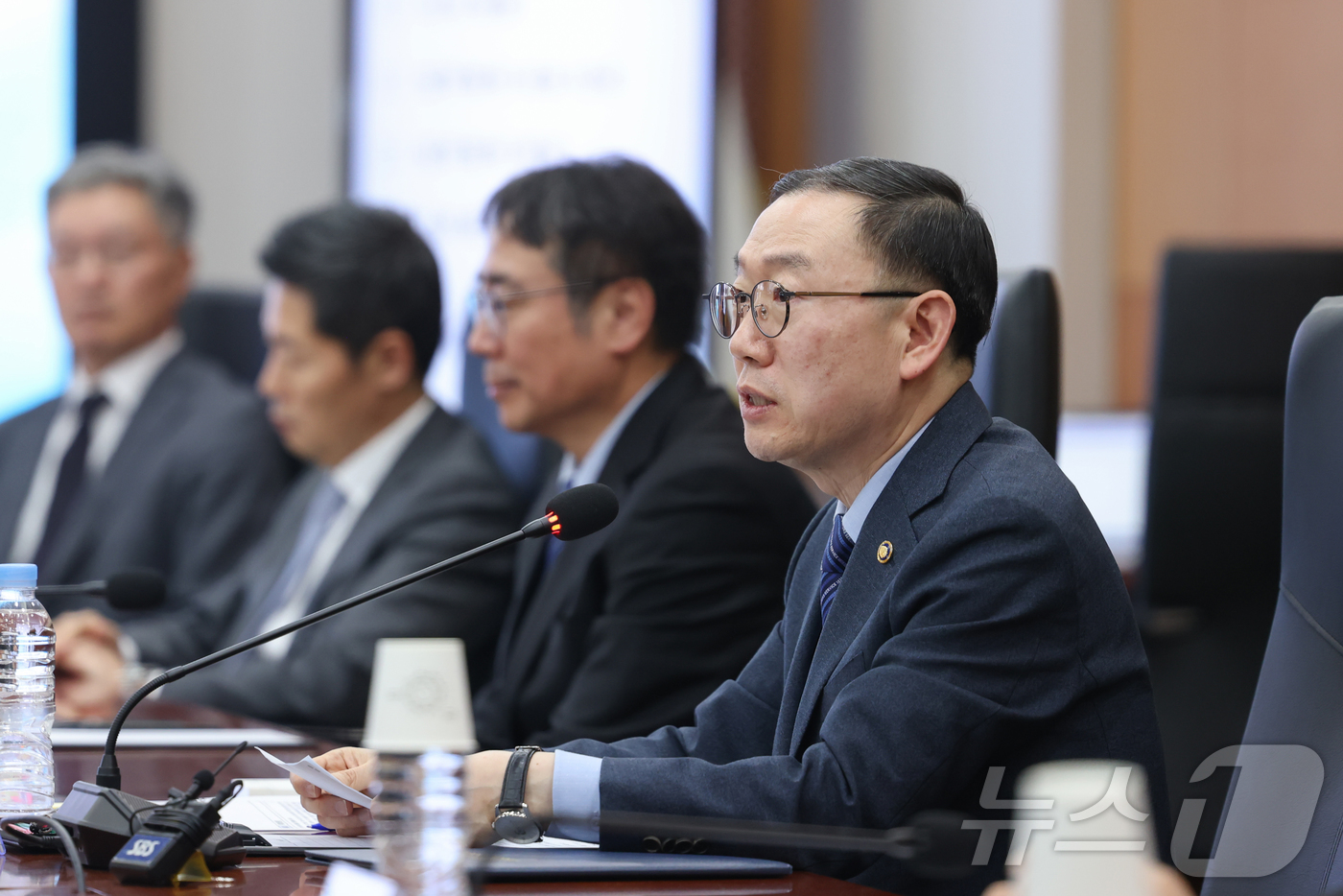 (서울=뉴스1) = 이명구 관세청장이 17일 초국가범죄 자금의 불법적인 국제간 이동에 공동 대응하기 위한 민·관 협력 업무협약(MOU) 체결식에서 모두발언을 하고 있다. (관세청 …