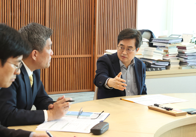 李 '전쟁 추경' 주문에 김동연 "최대한 빨리, 충분한 규모로 뒷받침"