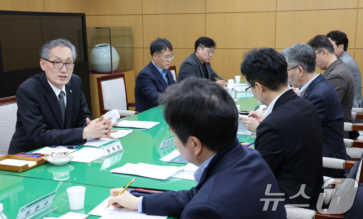 (대전=뉴스1) 김기태 기자 = 유득원 대전시 행정부시장이 17일 시청에서 중동 사태 대응 지역수출 지원기관 간담회를 주재하고 있다.  2026.3.17/뉴스1