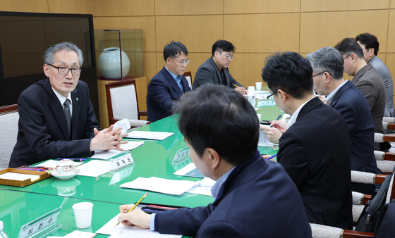 중동 사태 대응 지역수출 지원기관 간담회 주재하는 유득원 부시장