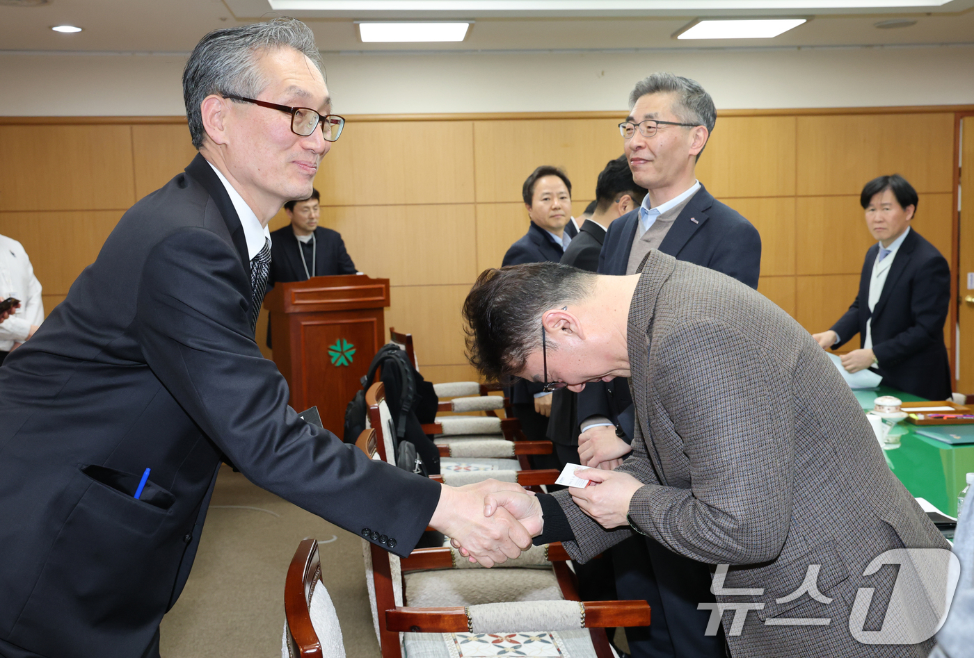 (대전=뉴스1) 김기태 기자 = 유득원 대전시 행정부시장이 17일 시청에서 중동 사태 대응 지역수출 지원기관 간담회 참석자들과 인사하고 있다.  2026.3.17/뉴스1