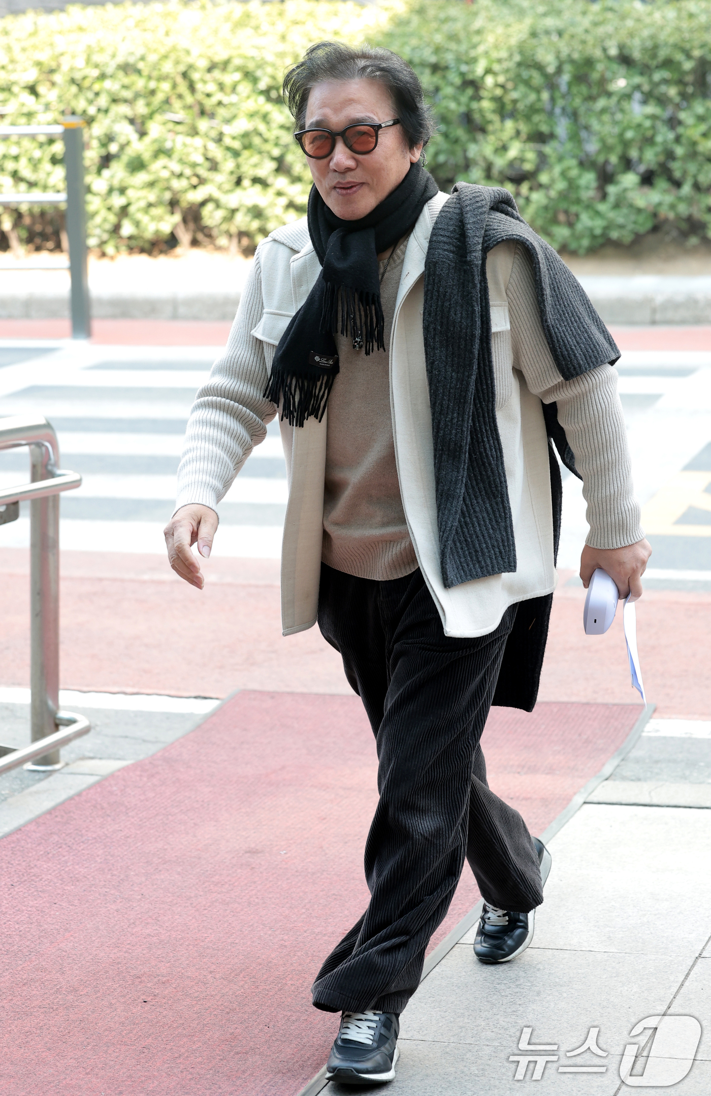 (서울=뉴스1) 권현진 기자 = 가수 최성수가 17일 서울 영등포구 KBS에서 진행된 '열린음악회‘ 녹화에 참석하고 있다. 2026.3.17/뉴스1