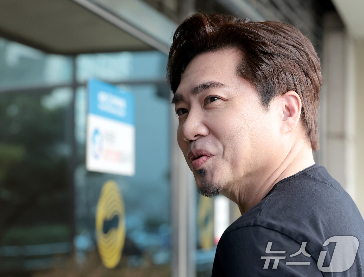 (서울=뉴스1) 권현진 기자 = 가수 김조한이 17일 서울 영등포구 KBS에서 진행된 KBS 2TV 음악 토크쇼 '더 시즌즈-성시경의 고막남친‘ 녹화에 참석하고 있다. 2026.3 …