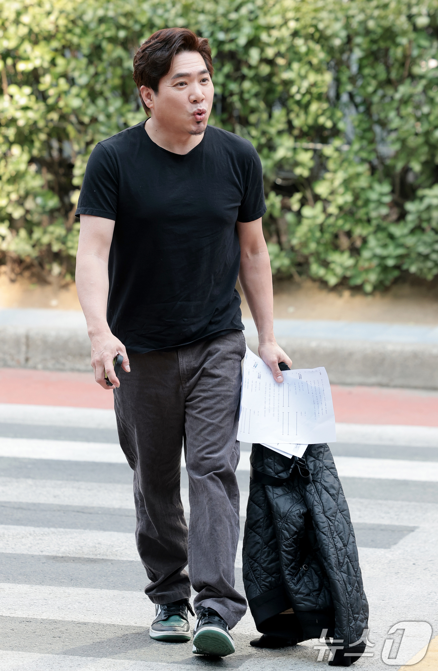 (서울=뉴스1) 권현진 기자 = 가수 김조한이 17일 서울 영등포구 KBS에서 진행된 KBS 2TV 음악 토크쇼 '더 시즌즈-성시경의 고막남친‘ 녹화에 팬들의 응원을 받으며 참석하 …