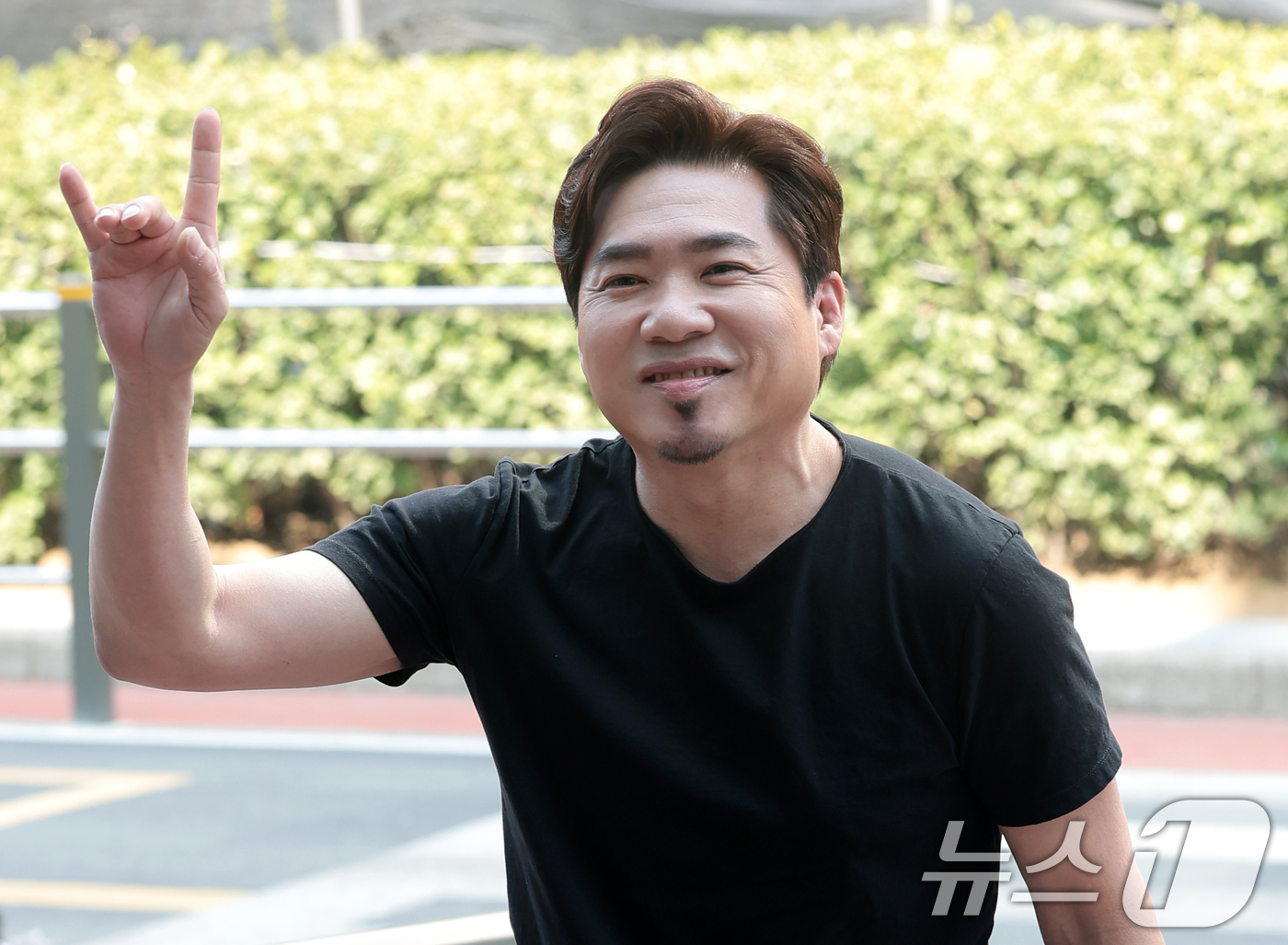 (서울=뉴스1) 권현진 기자 = 가수 김조한이 17일 서울 영등포구 KBS에서 진행된 KBS 2TV 음악 토크쇼 '더 시즌즈-성시경의 고막남친‘ 녹화에 팬들의 응원을 받으며 참석하 …