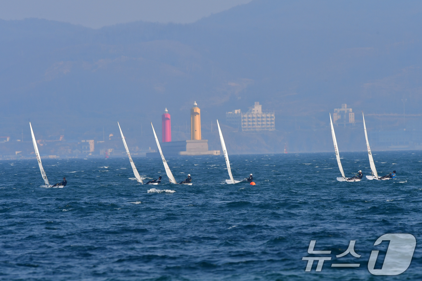 (포항=뉴스1) 최창호 기자 = 17일 오후 경북 포항시 북구 영일대해수욕장 앞 바다에서 요트 국가대표 후보선수 및 청소년대표팀 선수들이 연습을 하고 있다. 2026.3.17/뉴스 …