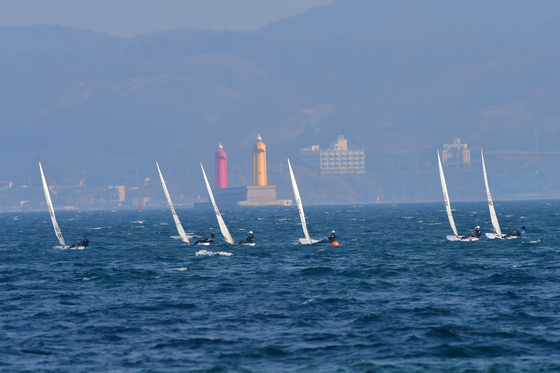 동해 달리는 요트