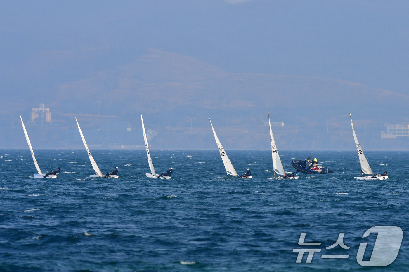 (포항=뉴스1) 최창호 기자 = 17일 오후 경북 포항시 북구 영일대해수욕장 앞 바다에서 요트 국가대표 후보선수 및 청소년대표팀 선수들이 연습을 하고 있다. 2026.3.17/뉴스 …