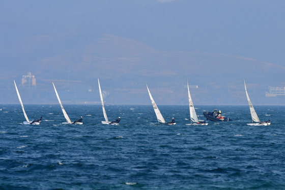 줄맞춰 달리는 요트