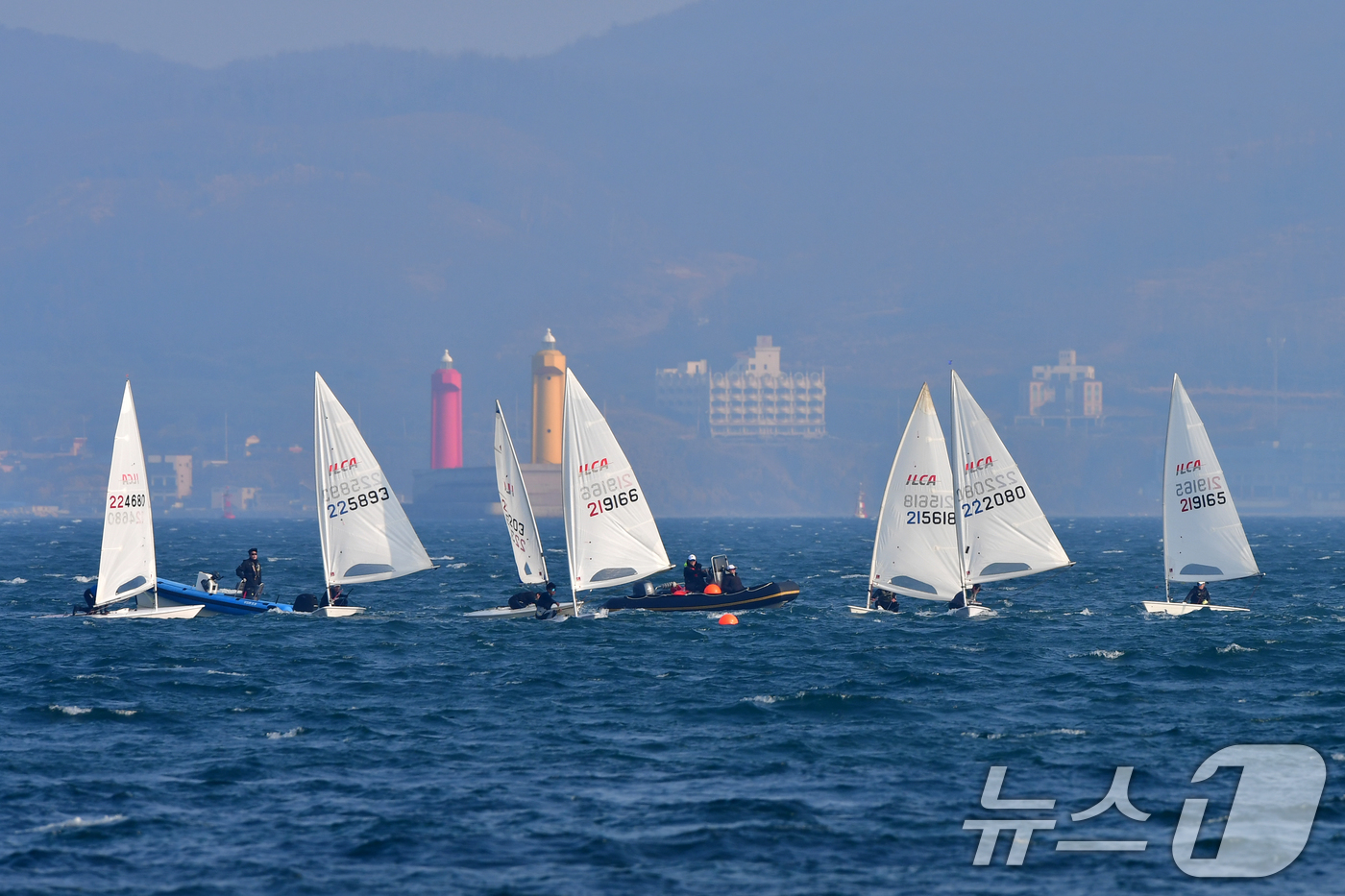 (포항=뉴스1) 최창호 기자 = 17일 오후 경북 포항시 북구 영일대해수욕장 앞 바다에서 요트 국가대표 후보선수 및 청소년대표팀 선수들이 연습을 하고 있다. 2026.3.17/뉴스 …
