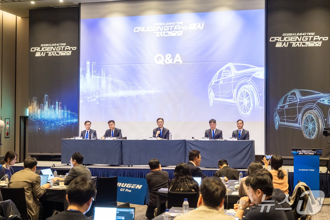 본문 이미지 - 17일 그랜드 하얏트 호텔에서 '2026 금호 멤버스데이' 행사에서  금호타이어 정일택 대표이사 등 경영진이 기자간담회를 진행하고 있다.(금호타이어 제공) 
