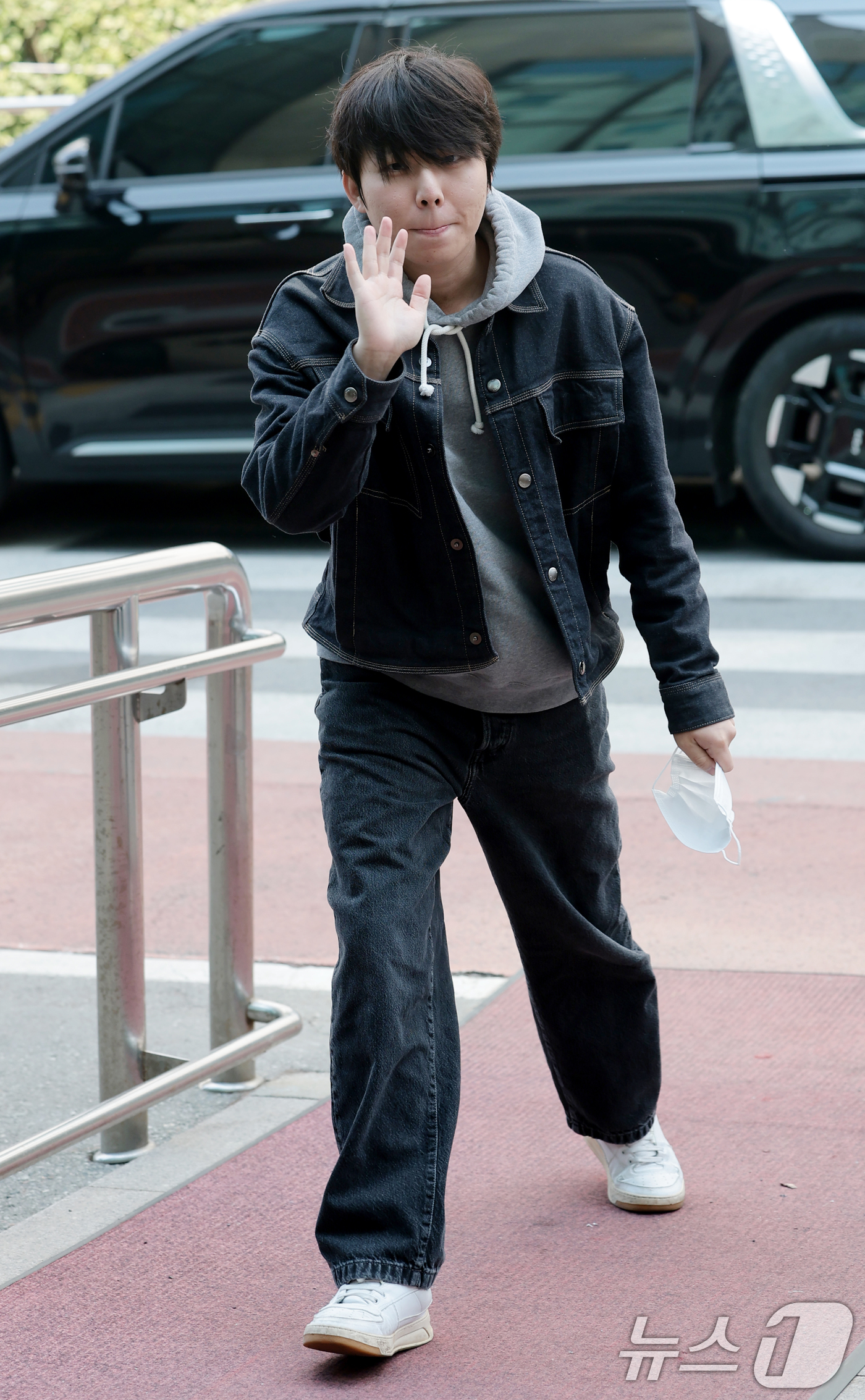 (서울=뉴스1) 권현진 기자 = 가수 정승환이 17일 서울 영등포구 KBS에서 진행된 KBS 2TV 음악 토크쇼 '더 시즌즈-성시경의 고막남친‘ 녹화에 참석하며 인사를 하고 있다. …