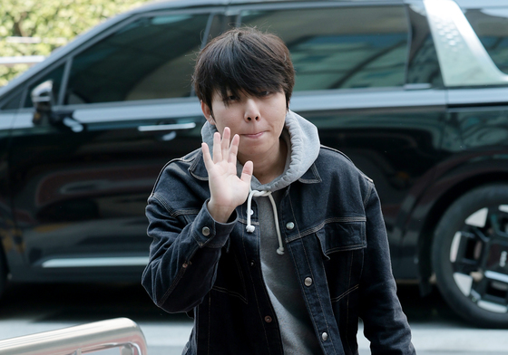 마스크 벗고 팬들에게 인사하는 정승환