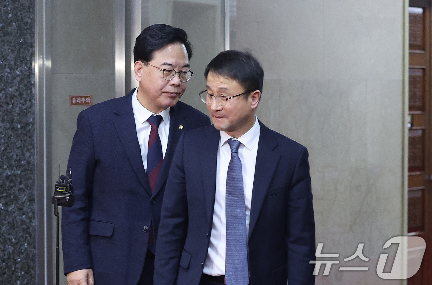 (서울=뉴스1) 신웅수 기자 = 한병도 더불어민주당 원내대표와 송언석 국민의힘 원내대표가 17일 서울 여의도 국회에서 국회의장 주재 여야 원내대표 회동을 마친 후 의장실을 나서고 …