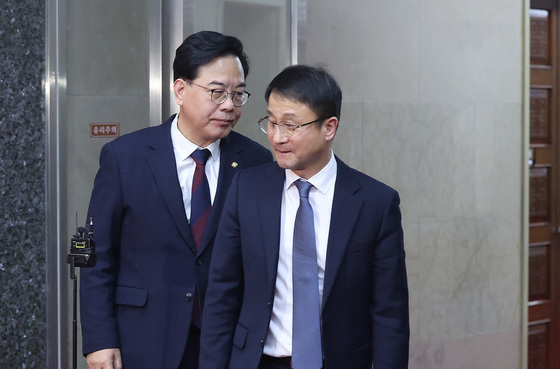 굳은 표정으로 회동 마친 여야 원내대표