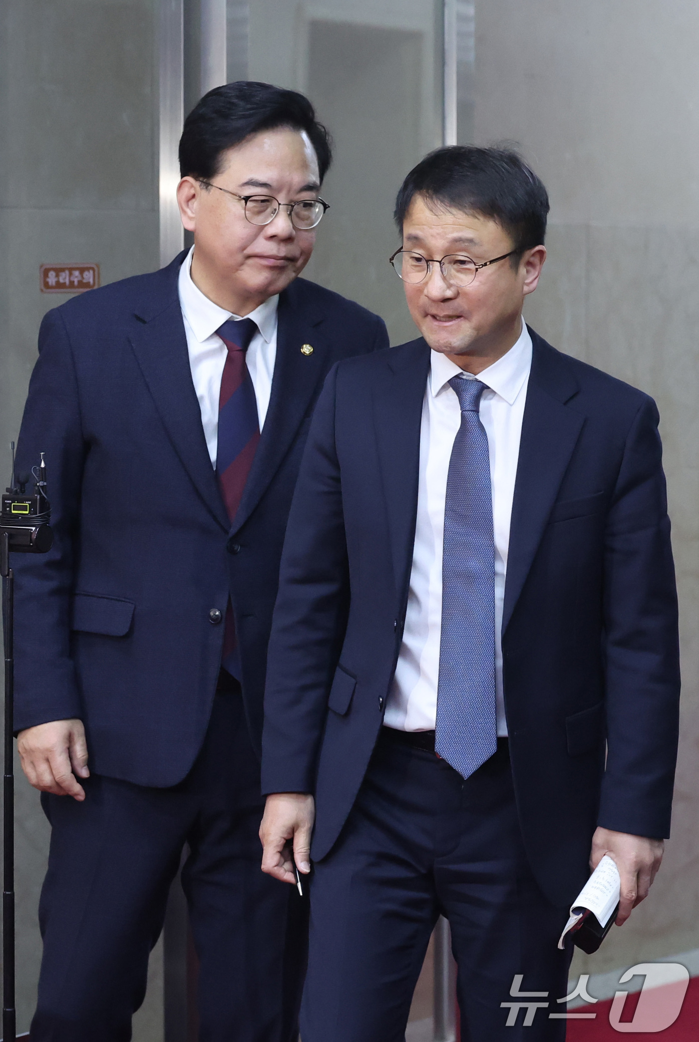 (서울=뉴스1) 신웅수 기자 = 한병도 더불어민주당 원내대표와 송언석 국민의힘 원내대표가 17일 서울 여의도 국회에서 국회의장 주재 여야 원내대표 회동을 마친 후 의장실을 나서고 …