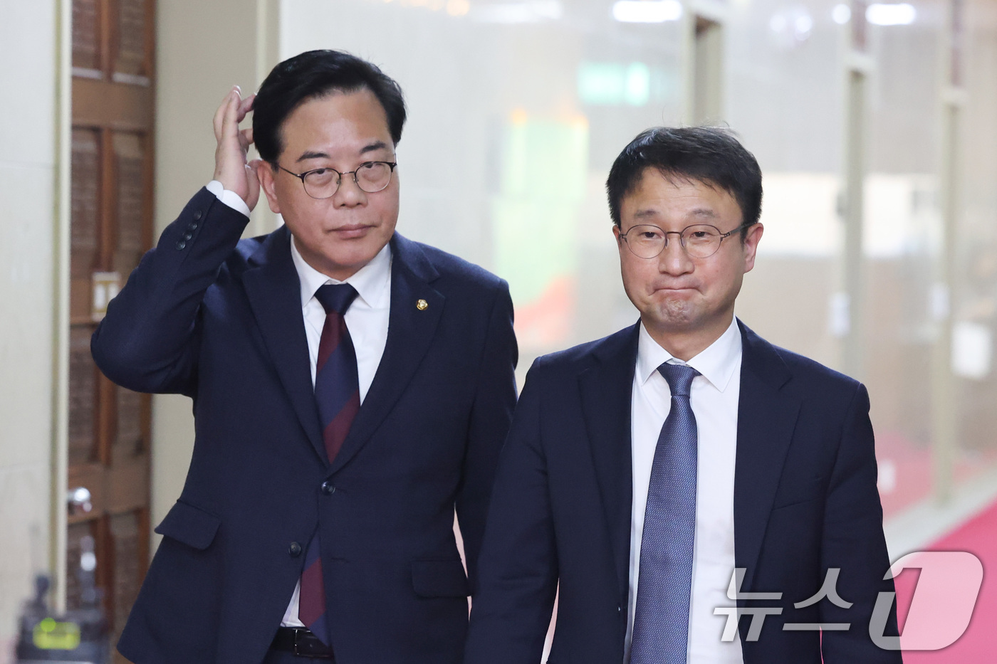 (서울=뉴스1) 신웅수 기자 = 한병도 더불어민주당 원내대표와 송언석 국민의힘 원내대표가 17일 서울 여의도 국회에서 국회의장 주재 여야 원내대표 회동을 마친 후 의장실을 나서고 …