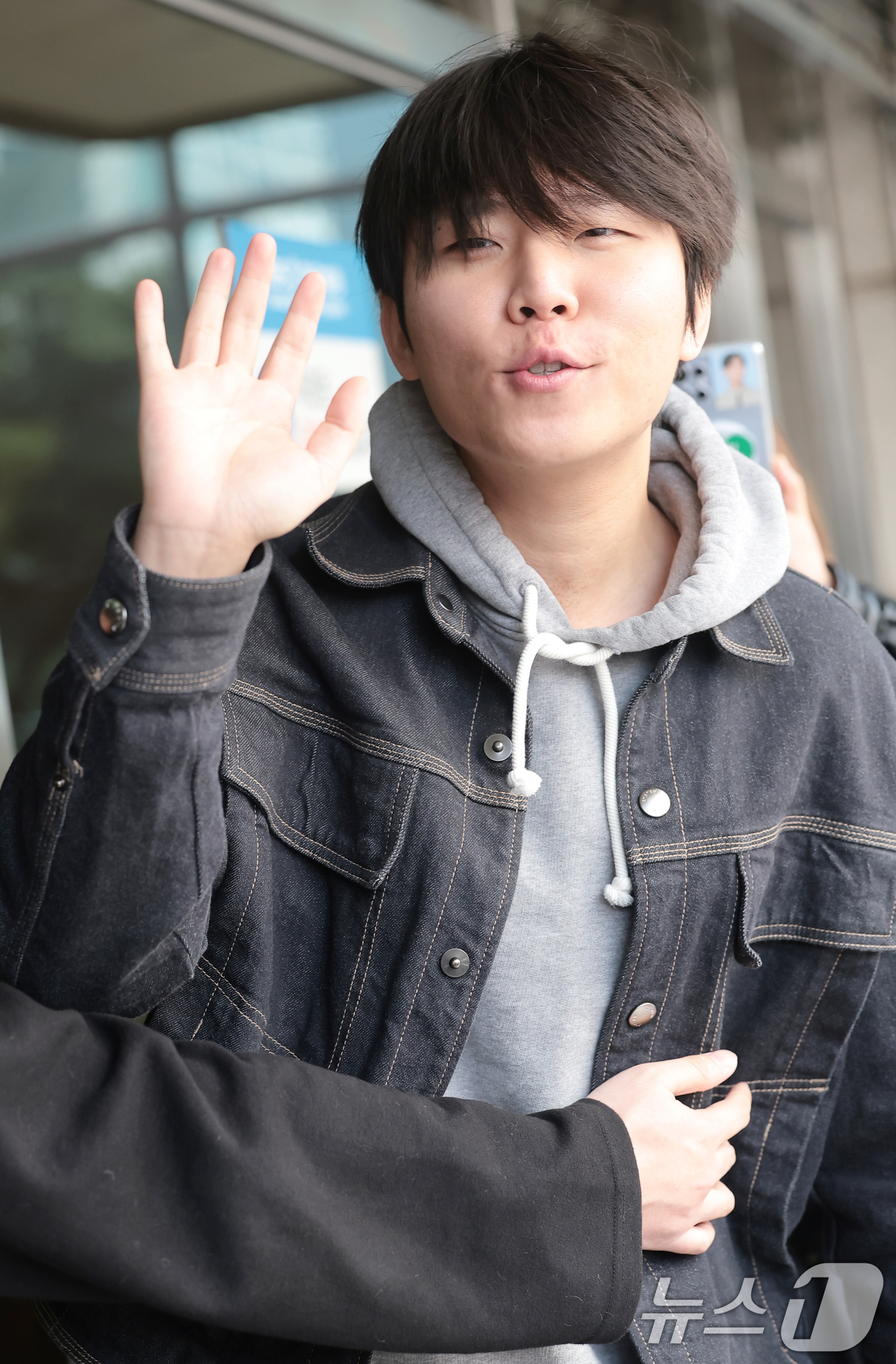 (서울=뉴스1) 권현진 기자 = 가수 정승환이 17일 서울 영등포구 KBS에서 진행된 KBS 2TV 음악 토크쇼 '더 시즌즈-성시경의 고막남친‘ 녹화에 참석하고 있다. 2026.3 …