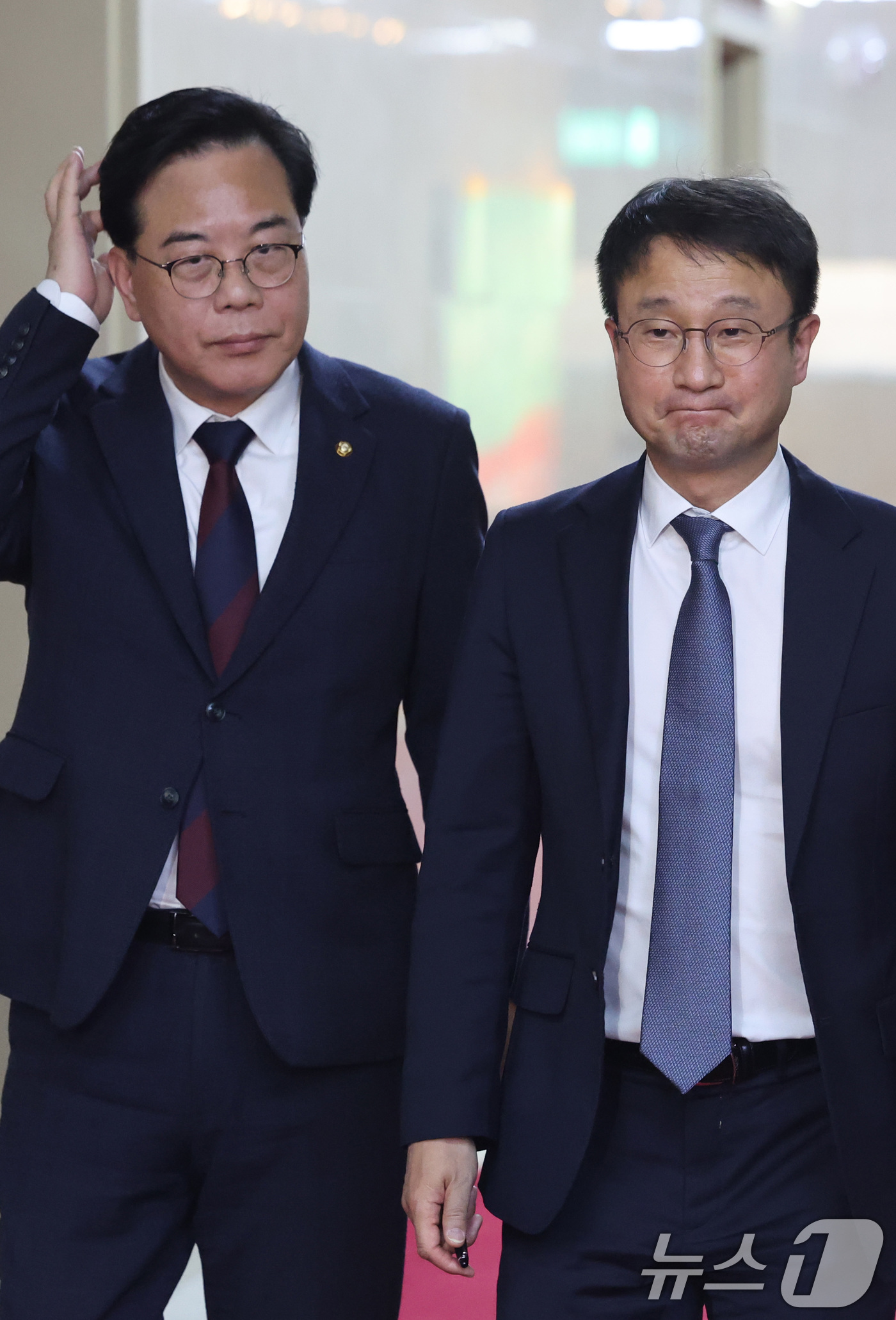 (서울=뉴스1) 신웅수 기자 = 한병도 더불어민주당 원내대표와 송언석 국민의힘 원내대표가 17일 서울 여의도 국회에서 국회의장 주재 여야 원내대표 회동을 마친 후 의장실을 나서고 …