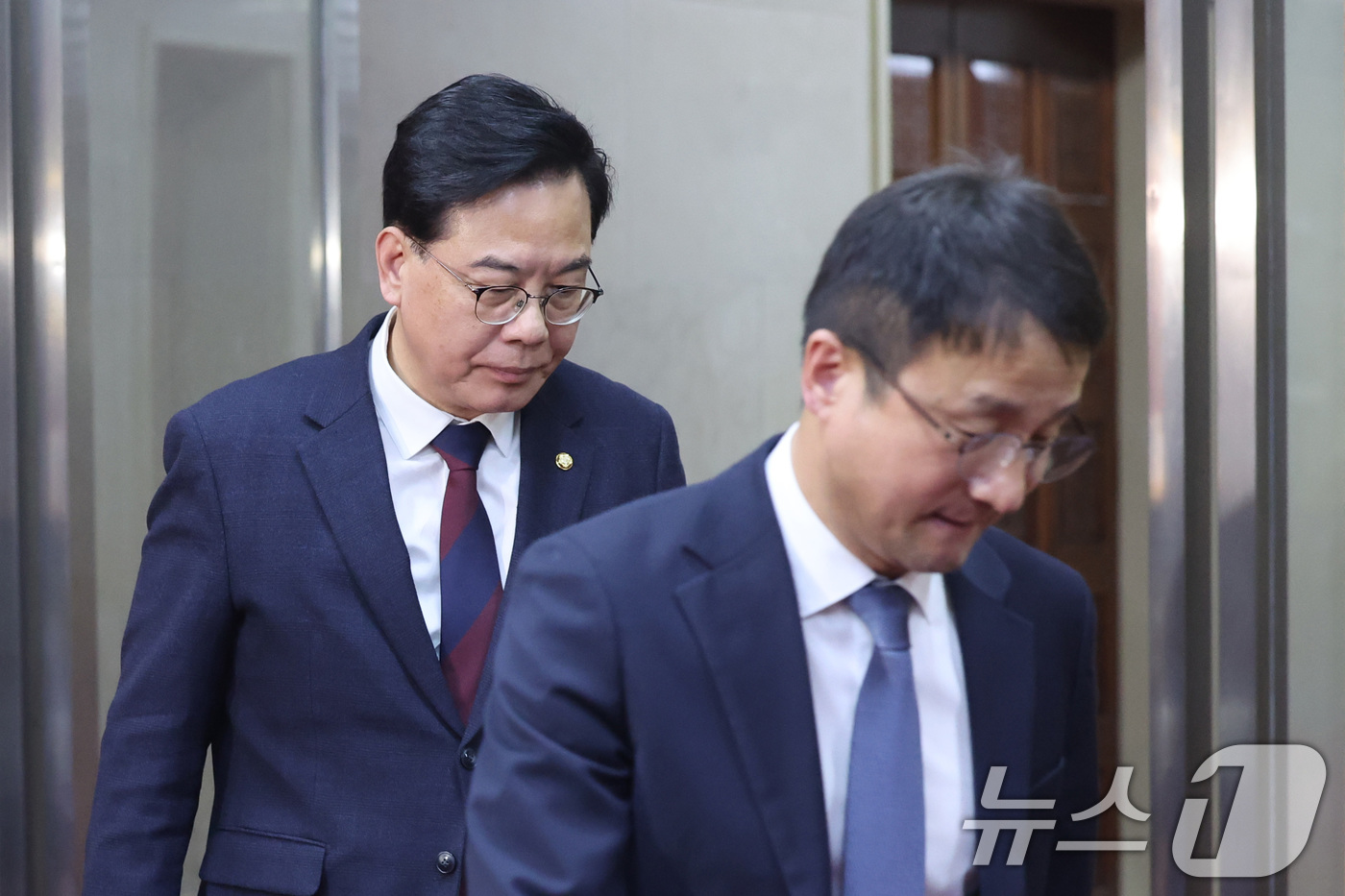 (서울=뉴스1) 신웅수 기자 = 한병도 더불어민주당 원내대표와 송언석 국민의힘 원내대표가 17일 서울 여의도 국회에서 국회의장 주재 여야 원내대표 회동을 마친 후 의장실을 나서고 …