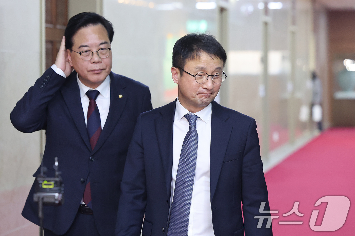 (서울=뉴스1) 신웅수 기자 = 한병도 더불어민주당 원내대표와 송언석 국민의힘 원내대표가 17일 서울 여의도 국회에서 국회의장 주재 여야 원내대표 회동을 마친 후 의장실을 나서고 …