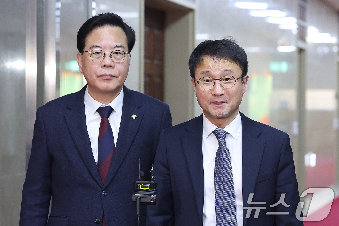 (서울=뉴스1) 신웅수 기자 = 한병도 더불어민주당 원내대표와 송언석 국민의힘 원내대표가 17일 서울 여의도 국회에서 국회의장 주재 여야 원내대표 회동을 마친 후 회동 결과에 대해 …