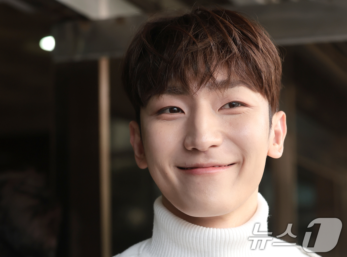 (서울=뉴스1) 권현진 기자 = 멜로망스 정동환이 17일 서울 영등포구 KBS에서 진행된 KBS 2TV 음악 토크쇼 '더 시즌즈-성시경의 고막남친‘ 녹화에 참석하며 인사를 하고 있 …