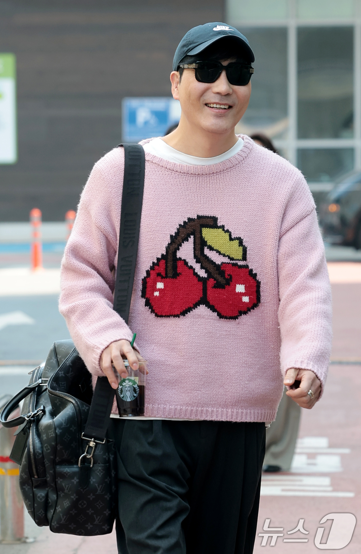 (서울=뉴스1) 권현진 기자 = 배우 하도권이 17일 서울 영등포구 KBS에서 진행된 KBS '열린음악회‘ 녹화를 위해 스튜디오로 들어서고 있다. 2026.3.17/뉴스1