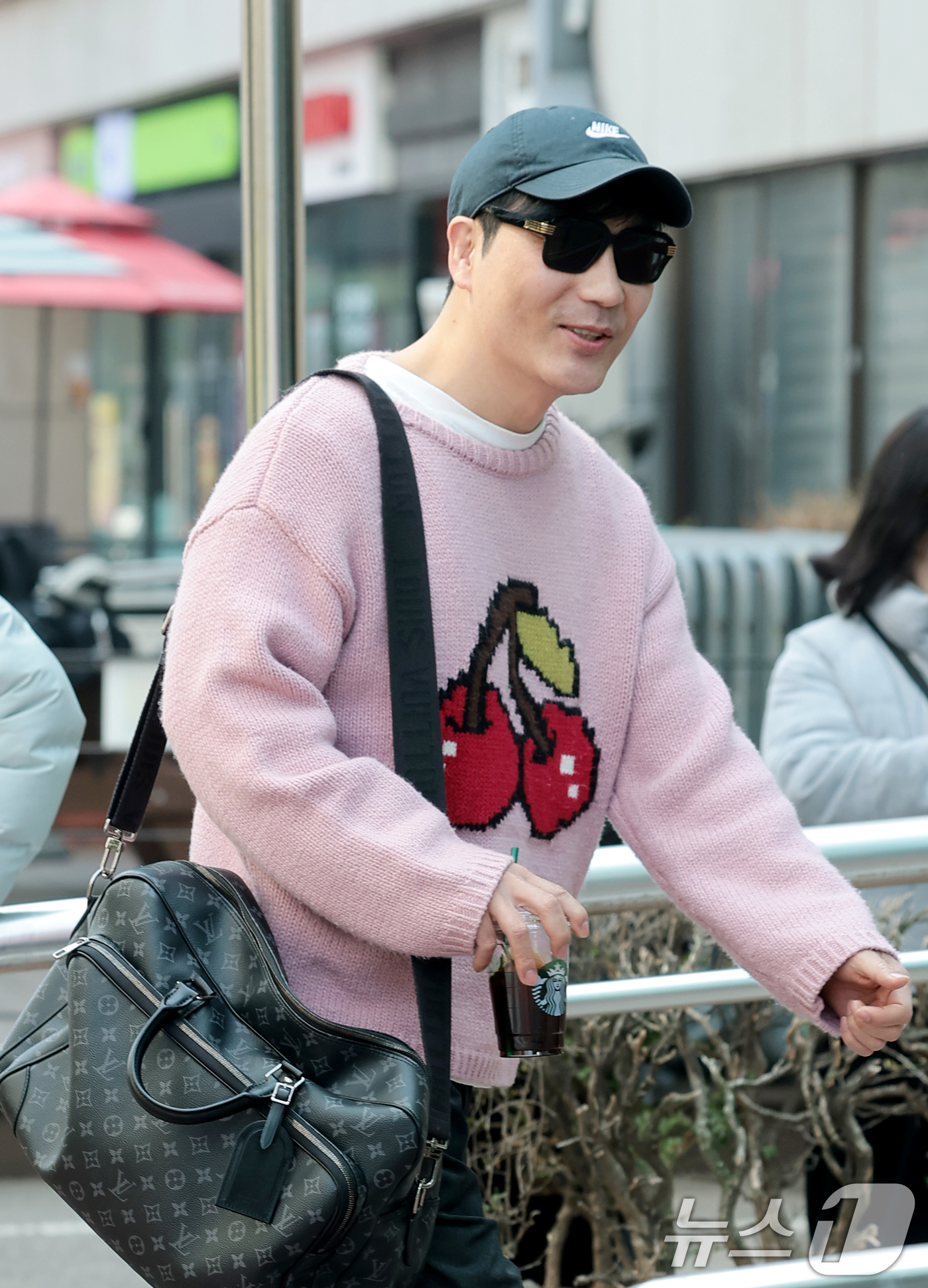 (서울=뉴스1) 권현진 기자 = 배우 하도권이 17일 서울 영등포구 KBS에서 진행된 KBS '열린음악회‘ 녹화를 위해 스튜디오로 들어서고 있다. 2026.3.17/뉴스1