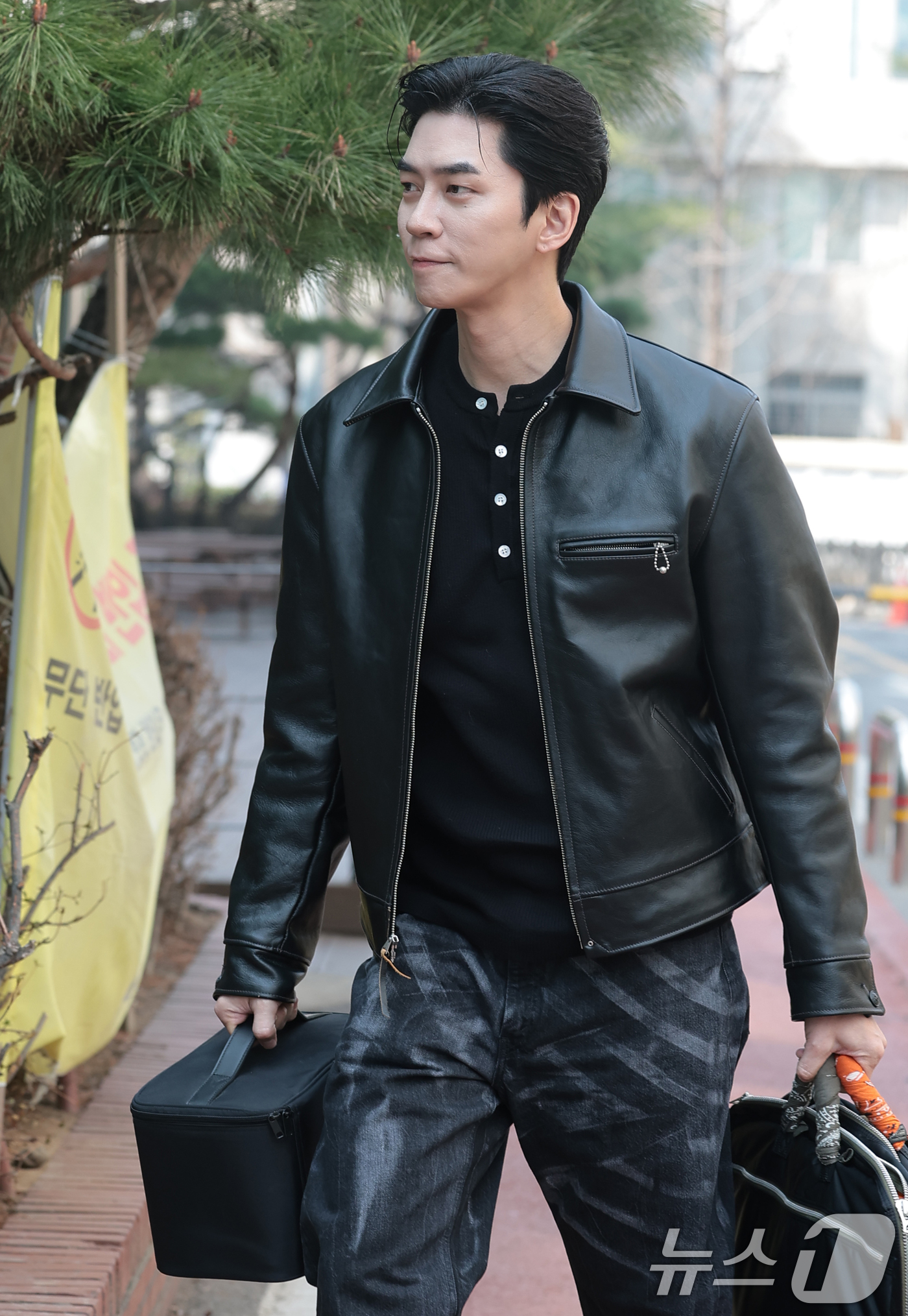 (서울=뉴스1) 권현진 기자 = 배우 신성록이 17일 서울 영등포구 KBS에서 진행된 KBS '열린음악회‘ 녹화를 위해 스튜디오로 들어서고 있다. 2026.3.17/뉴스1