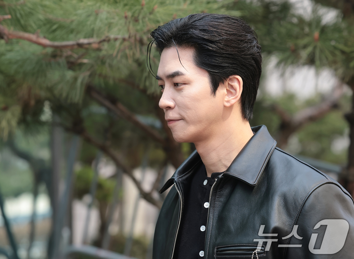 (서울=뉴스1) 권현진 기자 = 배우 신성록이 17일 서울 영등포구 KBS에서 진행된 KBS '열린음악회‘ 녹화를 위해 스튜디오로 들어서고 있다. 2026.3.17/뉴스1