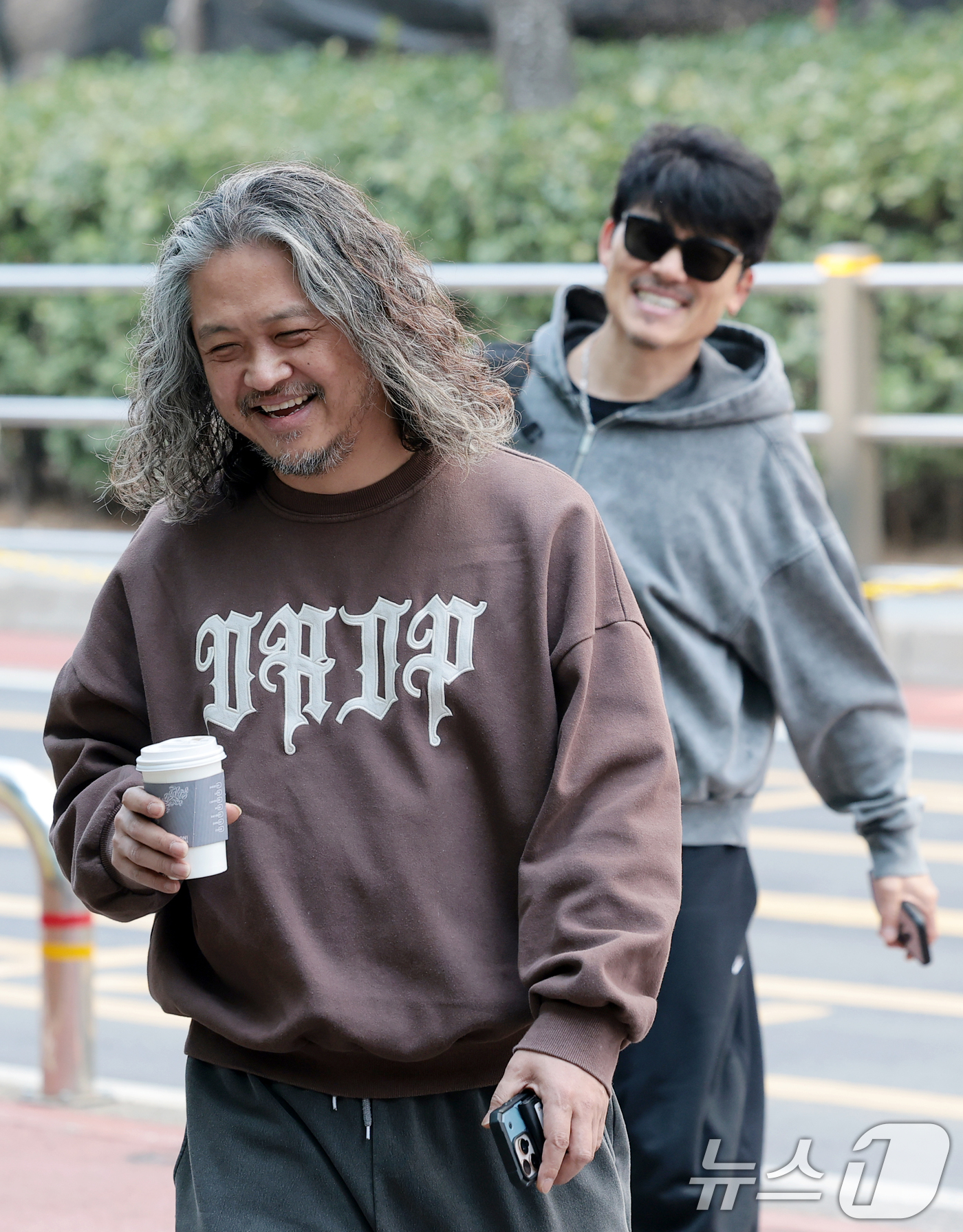 (서울=뉴스1) 권현진 기자 = YB밴드 허준과 박태희(오른쪽)가 17일 서울 영등포구 KBS에서 진행된 KBS 2TV 음악 토크쇼 '더 시즌즈-성시경의 고막남친‘ 녹화에 참석하고 …