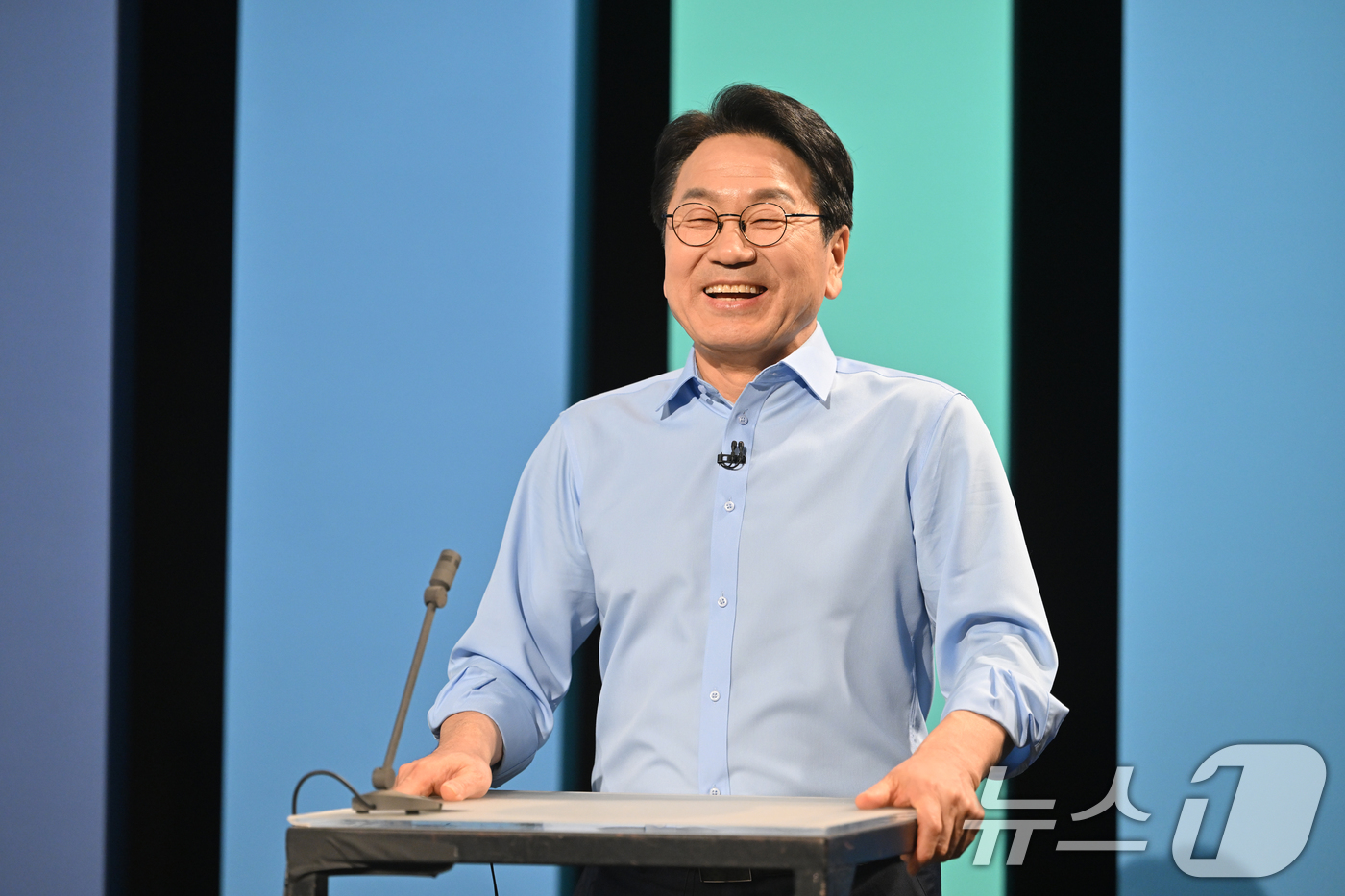 (광주=뉴스1) 김태성 기자 = 더불어민주당 전남광주통합특별시장 경선 후보인 강기정 시장이 17일 오후 광주 남구 광주MBC 스튜디오에서 열린 민주당 전남광주특별시장 A조 경선 토 …