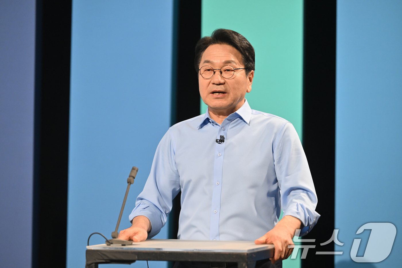 (광주=뉴스1) 김태성 기자 = 더불어민주당 전남광주통합특별시장 경선 후보인 강기정 시장이 17일 오후 광주 남구 광주MBC 스튜디오에서 열린 민주당 전남광주특별시장 A조 경선 토 …