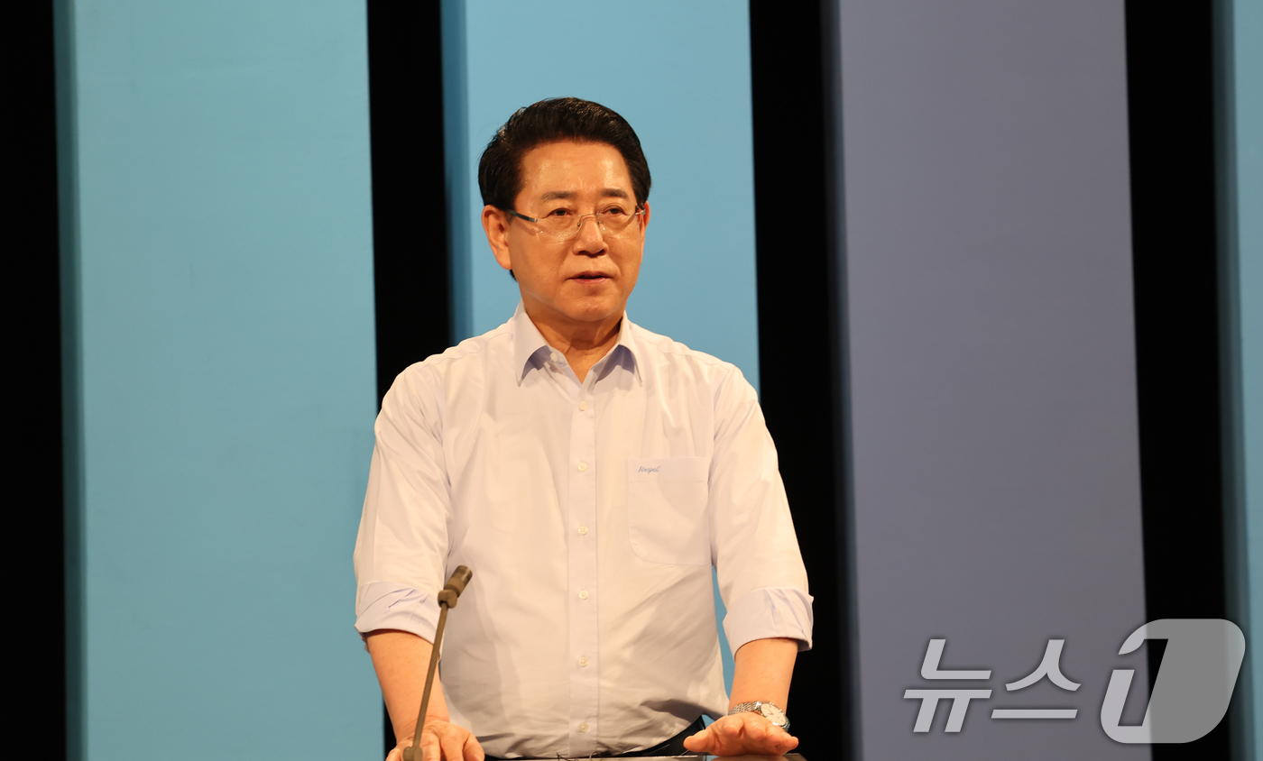 (광주=뉴스1) 김태성 기자 = 더불어민주당 전남광주통합특별시장 경선 후보인 김영록 전남도지사가 17일 오후 광주 남구 광주MBC 스튜디오에서 열린 민주당 전남광주특별시장 A조 경 …