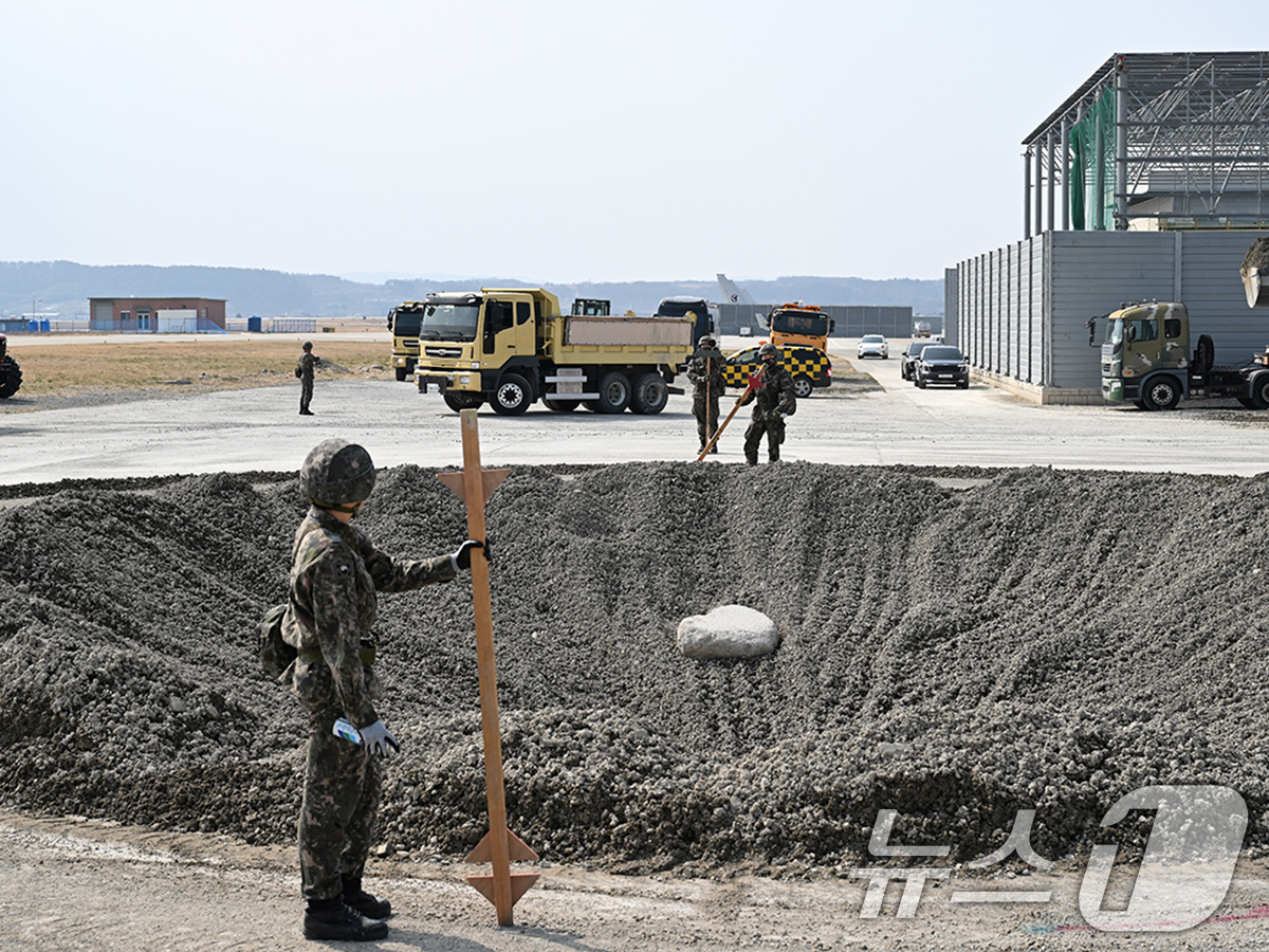 (포항=뉴스1) 최창호 기자 = 17일 해군항공사령부 공병대대가 포항공항 활주로 피해복구 훈련장에서 ‘2026 FS 연습의 일환’으로 활주로 복구 작전을 실시했다.훈련은 적의 공격 …