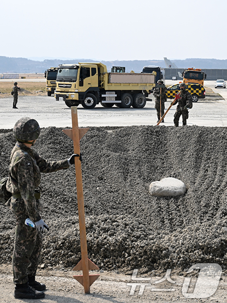 (포항=뉴스1) 최창호 기자 = 17일 해군항공사령부 공병대대가 포항공항 활주로 피해복구 훈련장에서 ‘2026 FS 연습의 일환’으로 활주로 복구 작전을 실시했다.훈련은 적의 공격 …