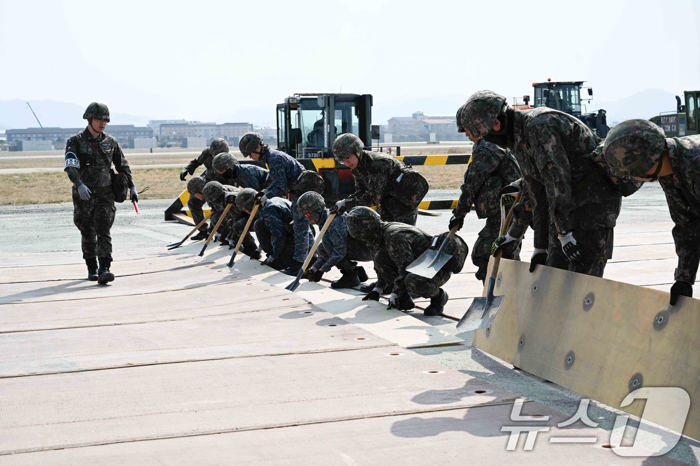 (포항=뉴스1) 최창호 기자 = 17일 해군항공사령부 공병대대가 포항공항에 있는 활주로 피해복구 훈련장에서 ‘2026 FS 연습의 일환’으로 활주로 복구 작전을 실시했다.훈련은 적 …