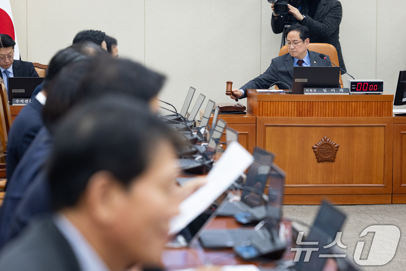 (서울=뉴스1) 유승관 기자 = 박수영 국회 재정경제기획위원회 국민의힘 간사가 17일 서울 여의도 국회에서 열린 제433회 국회(임시회) 재정경제기획위원회 제2차 전체회의에서 의사 …