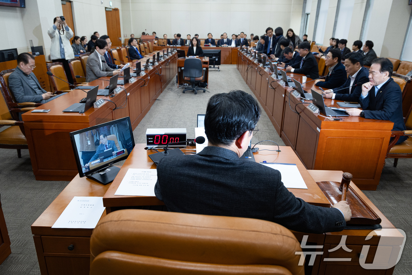 (서울=뉴스1) 유승관 기자 = 박수영 국회 재정경제기획위원회 국민의힘 간사가 17일 서울 여의도 국회에서 열린 제433회 국회(임시회) 재정경제기획위원회 제2차 전체회의에서 의사 …