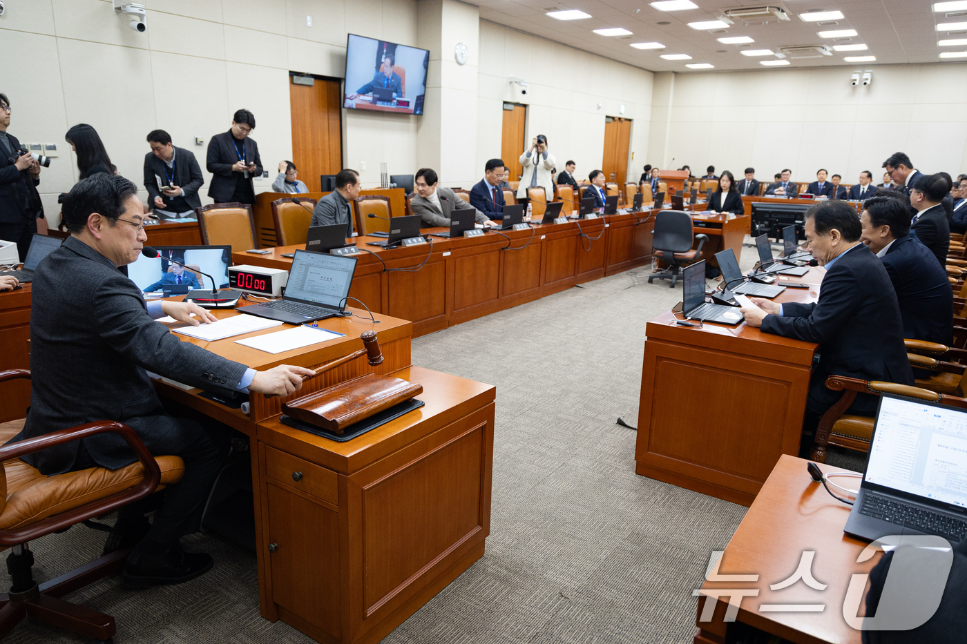 (서울=뉴스1) 유승관 기자 = 박수영 국회 재정경제기획위원회 국민의힘 간사가 17일 서울 여의도 국회에서 열린 제433회 국회(임시회) 재정경제기획위원회 제2차 전체회의에서 의사 …