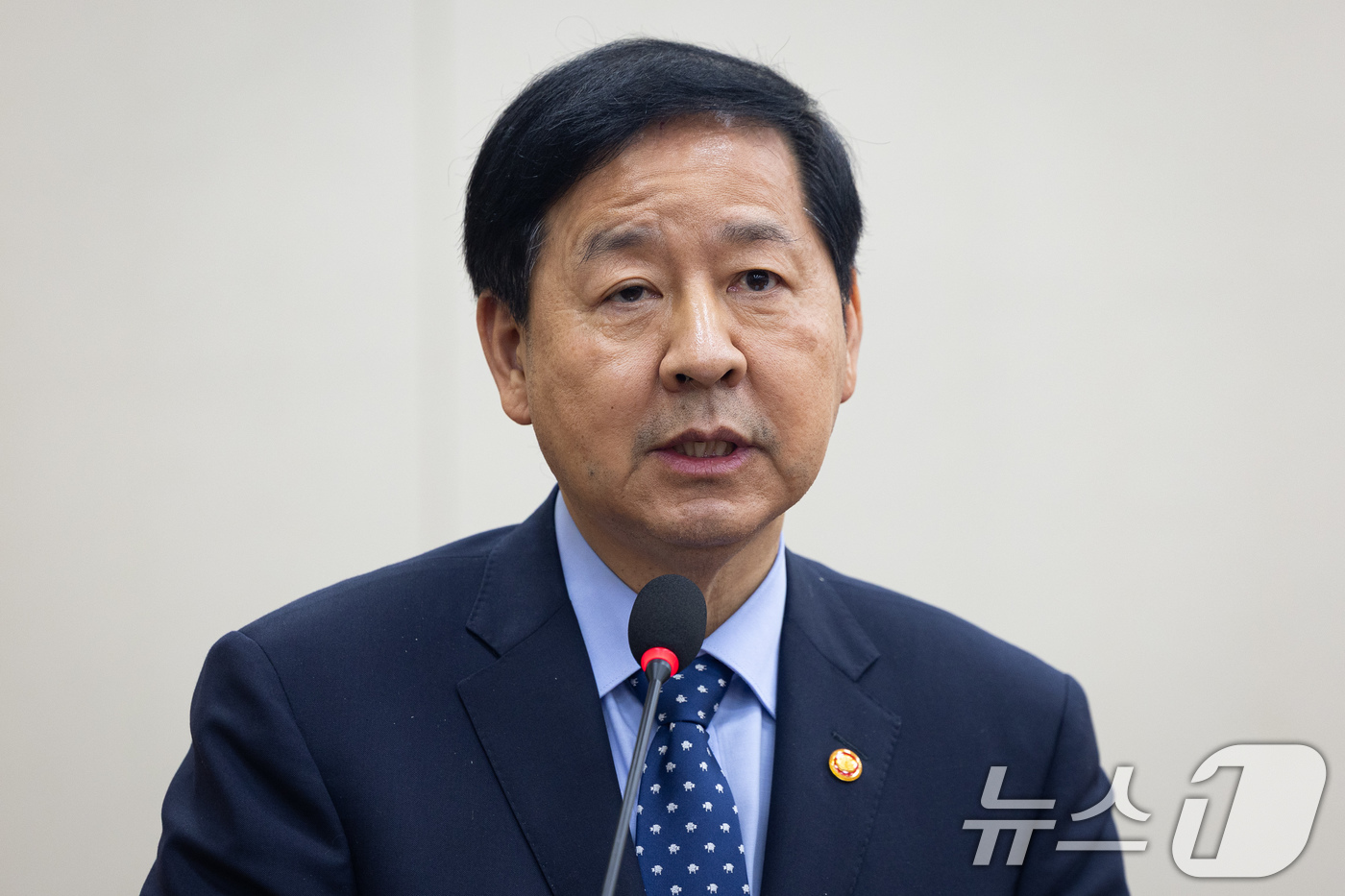 (서울=뉴스1) 유승관 기자 = 구윤철 부총리 겸 재정경제부 장관이 17일 서울 여의도 국회에서 열린 제433회 국회(임시회) 재정경제기획위원회 제2차 전체회의에서 법안 의결 인사 …