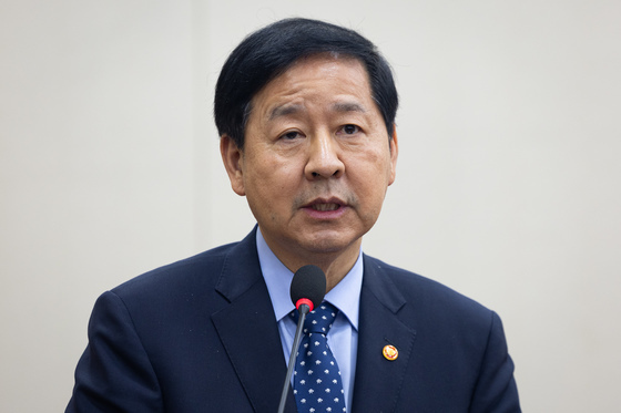 재경위 전체회의 인사말하는 구윤철 부총리