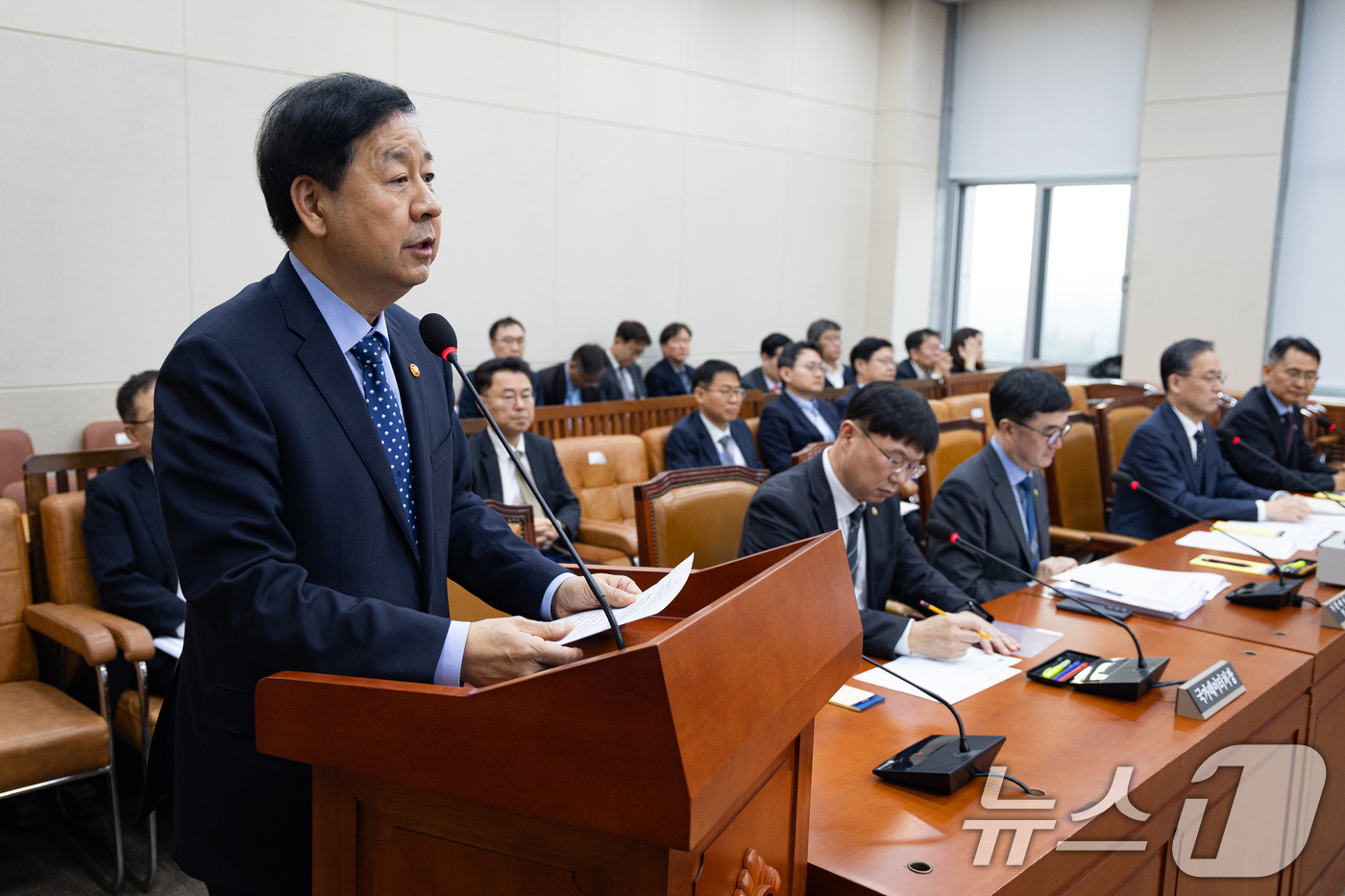 (서울=뉴스1) 유승관 기자 = 구윤철 부총리 겸 재정경제부 장관이 17일 서울 여의도 국회에서 열린 제433회 국회(임시회) 재정경제기획위원회 제2차 전체회의에서 법안 의결 인사 …