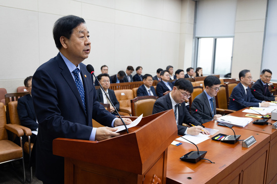 법안 의결 인사말하는 구윤철 부총리