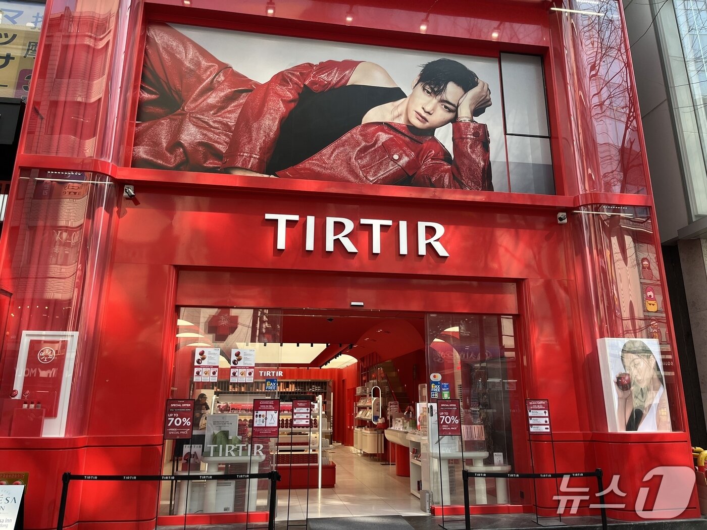본문 이미지 - 티르티르 명동점 매장은 모델 BTS '뷔' 사진을 걸고 고객을 맞이하고 있다. ⓒ 뉴스1 신민경 기자