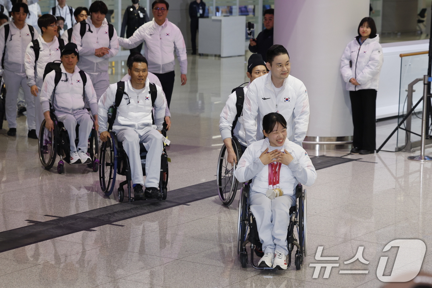 (인천공항=뉴스1) 안은나 기자 = 금메달 2개, 은메달 4개, 동메달 1개(종합 13위) 성적으로 역대 최대 성과를 거둔 2026 밀라노·코르티나담페초 동계패럴림픽 선수단이 17 …
