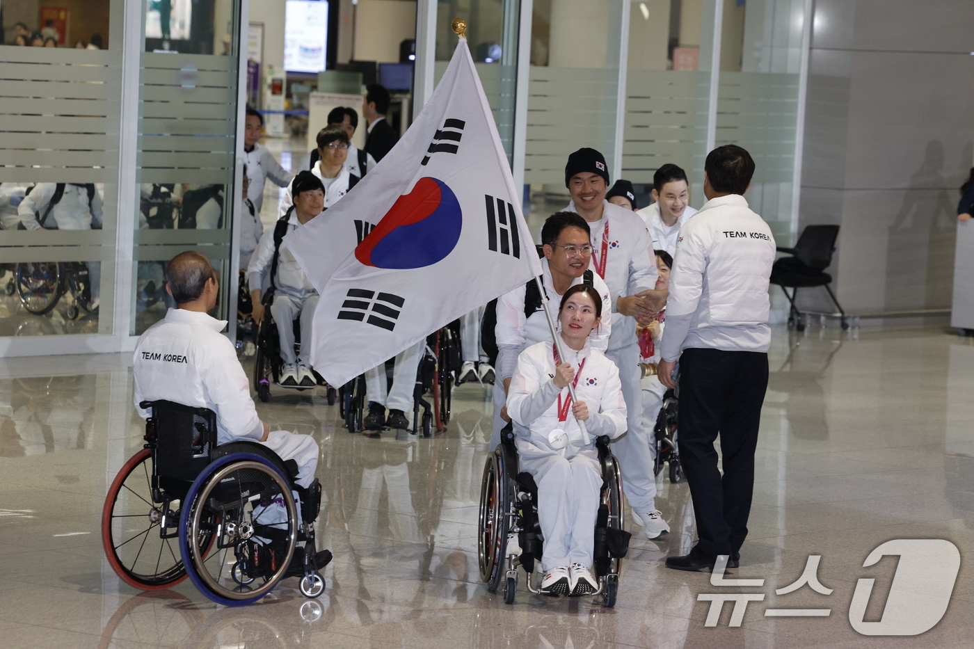 (인천공항=뉴스1) 안은나 기자 = 금메달 2개, 은메달 4개, 동메달 1개(종합 13위) 성적으로 역대 최대 성과를 거둔 2026 밀라노·코르티나담페초 동계패럴림픽 선수단이 17 …