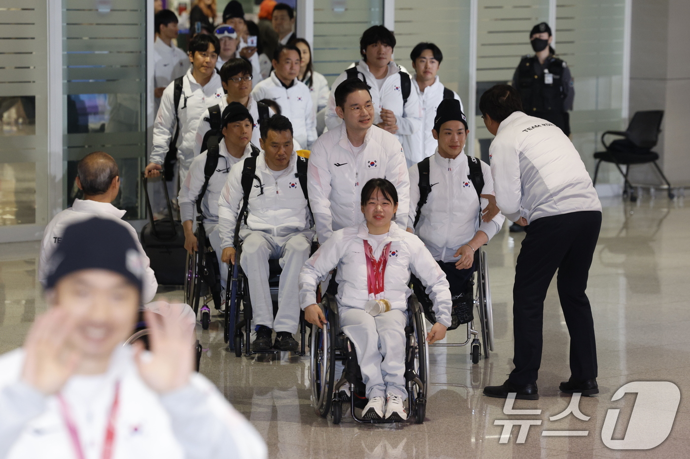 (서울=뉴스1) 안은나 기자 = 김윤지를 비롯한 2026 밀라노·코르티나담페초 동계패럴림픽 선수단이 17일 오후 인천국제공항 2터미널을 통해 귀국하고 있다. 2026.3.17/뉴스 …